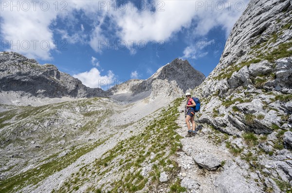 Hikers on the trail to the Lamsenspitze