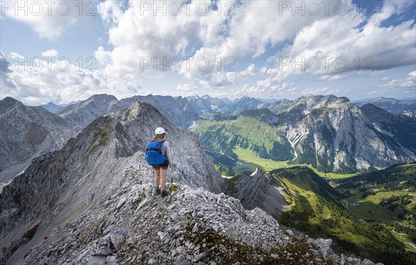 Hikers at the summit of the Lamsenspitze