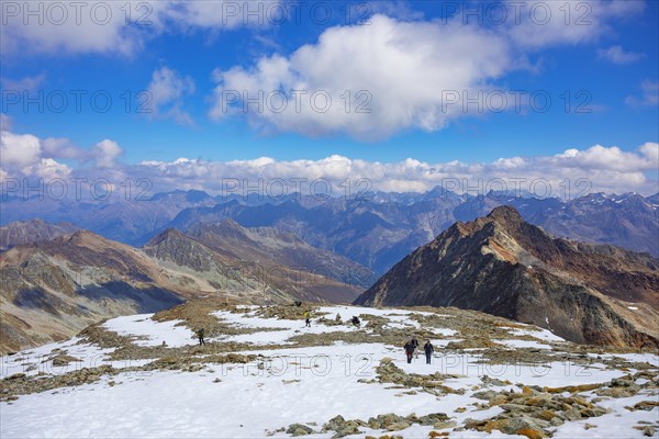 Hikers on the way to the nature platform on the Schwarze Schneid on the Rettenbach glacier