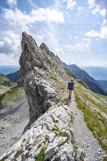 Hikers on the trail to the Lamsenspitze