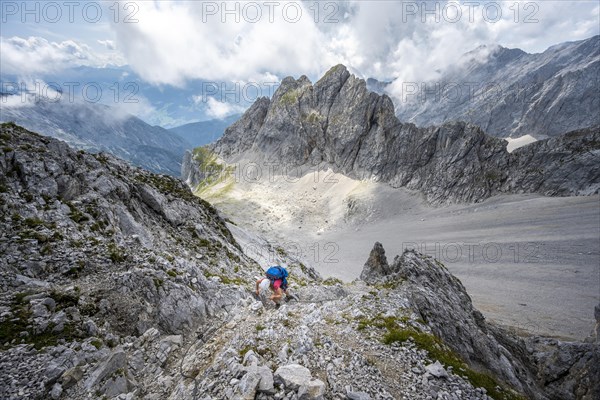 Hikers on the trail to Lamsenspitze