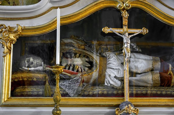 Reliquary with skeleton