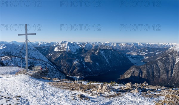 Five Fingers viewpoint with a view of Hallstaettersee