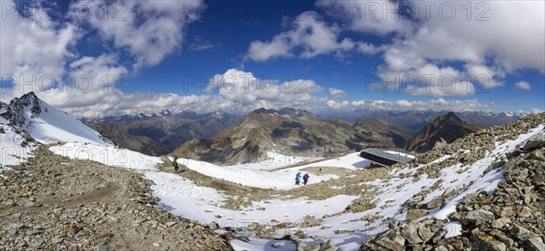 Mountain station of the Schwarze Schneidbahn at the Rettenbach glacier