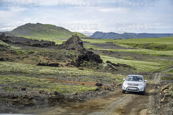 Unpaved road into Pakgil