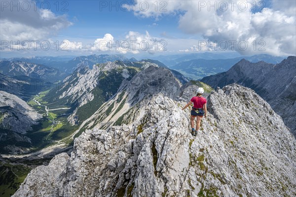 Hikers at the summit of the Lamsenspitze