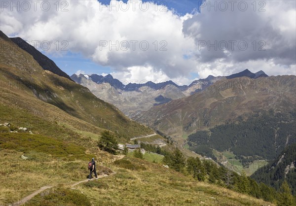Hikers on the way to the Oberglanegg Alm near the Timmelsjochstrasse