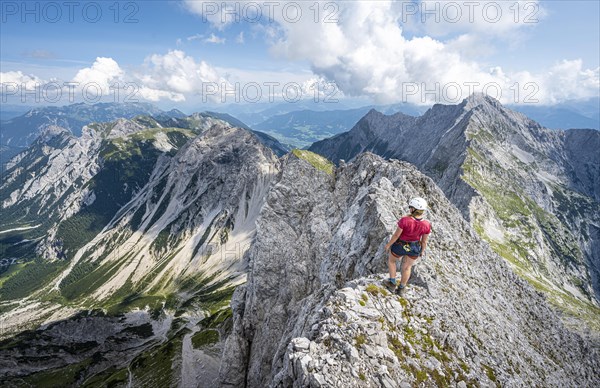 Hikers at the summit of the Lamsenspitze