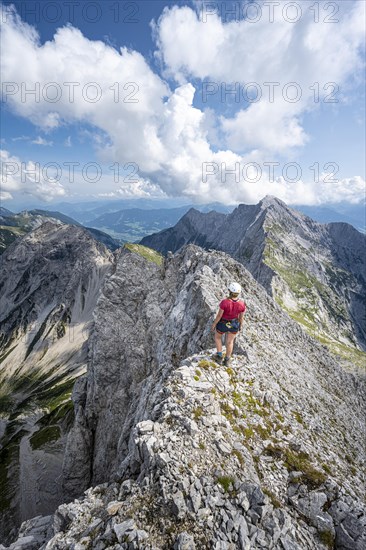 Hikers at the summit of the Lamsenspitze