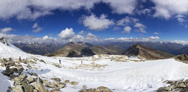 Hikers on the way to the nature platform on the Schwarze Schneid on the Rettenbach glacier