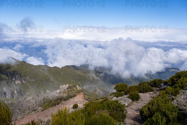 View and hiking trail to the summit of Pico Ruivo