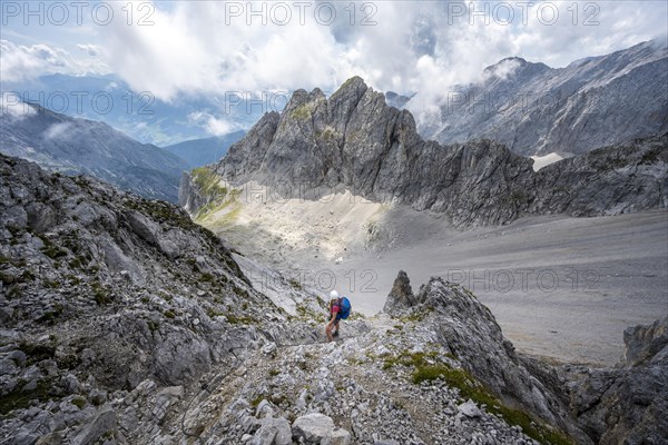 Hikers on the trail to Lamsenspitze