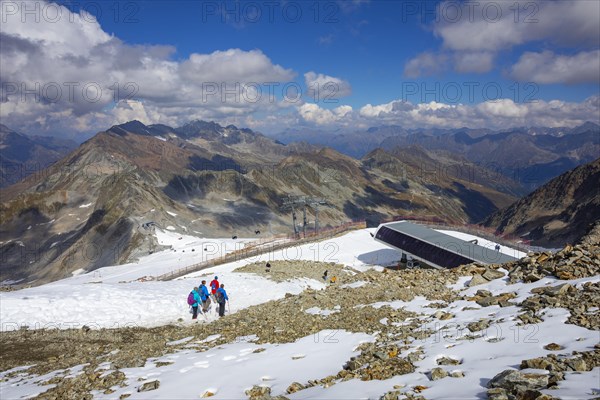 Mountain station of the Schwarze Schneidbahn at the Rettenbach glacier