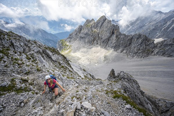 Hikers on the trail to Lamsenspitze