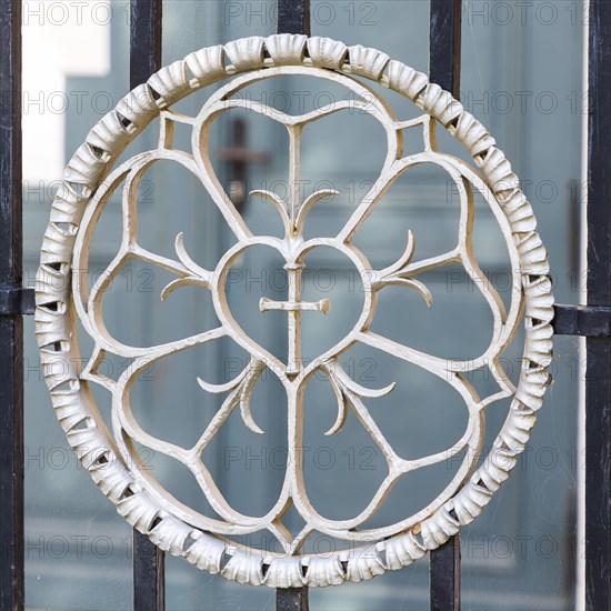 Luther rose in the wrought-iron gate in front of the Georgenkirche