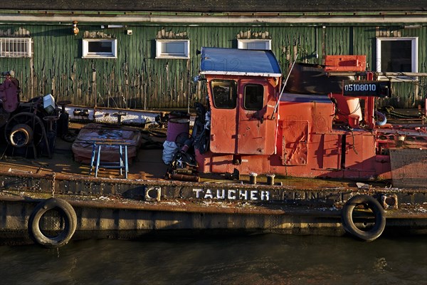 Old ship diver on the Norderelbe