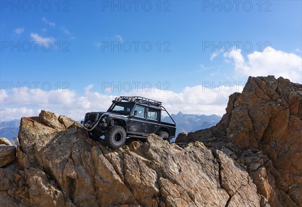 James Bond Erlebniswelt 007 Elements Land Rover Defender at the top of the Gaislachkogelbahn