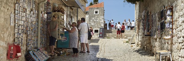 Tourists in front of shop with handicraft