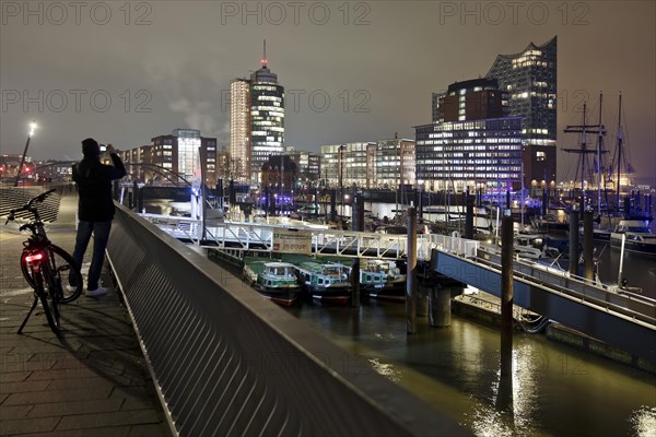 Elbe promenade with Columbus House and the Elbe Philharmonic Hall at night