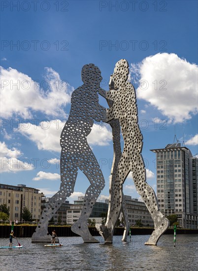 The Molecule Man statue at the Treptowers