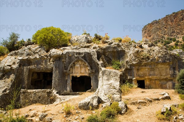 Bull's head tomb