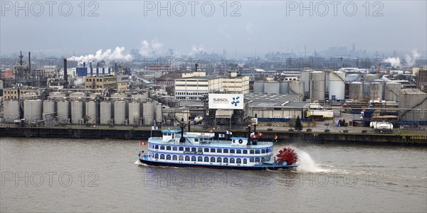 Passenger ship Lousianna Star on the Noderelbe in front of the Sasol Wax chemical plant