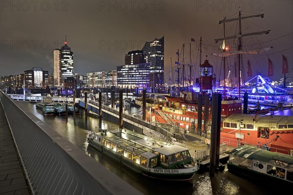 Boats with the lightship LV 13 at the City Sporthafen