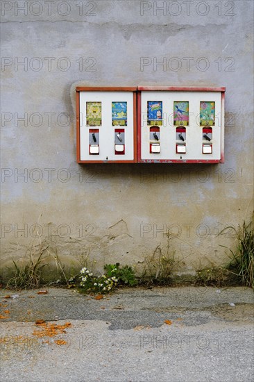 Chewing gum vending machines