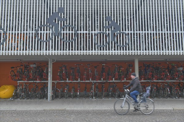 Parking garage for bicycles