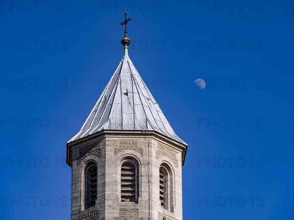 The moon shines above the tower of Dankwarderode Castle