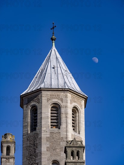 The moon shines above the tower of Dankwarderode Castle