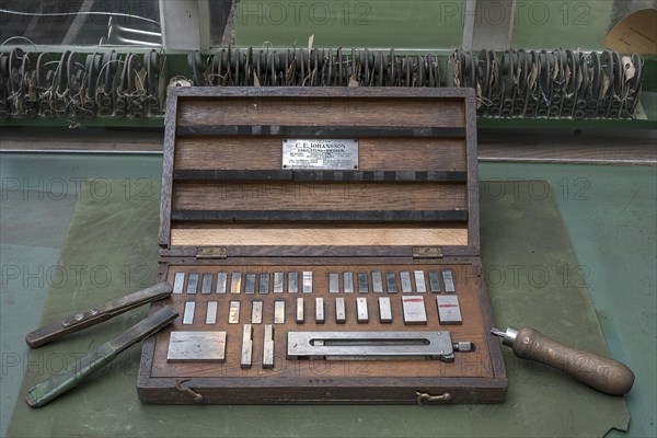 Measuring block box for setting the gauges of a former valve factory