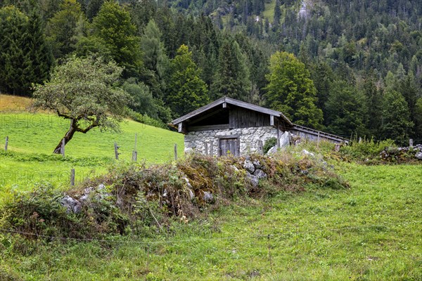Small stone hut by the wayside