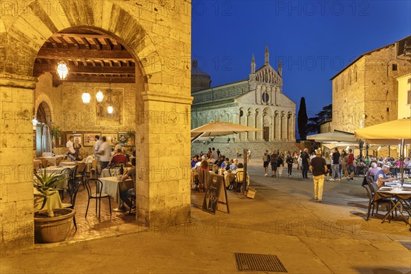 Street restaurants in Piazza Garibaldi with San Cerbone Cathedral