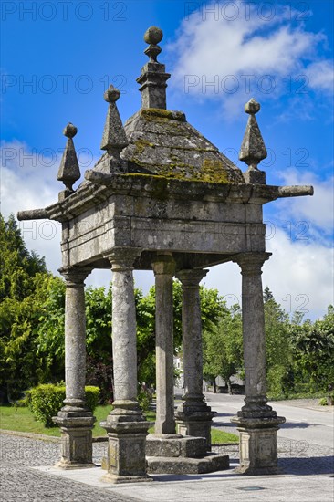 Four column pyramid shaped roof hosting the statue of Christ on the Cross