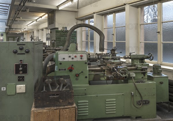 Lathe with extraction system in a former valve factory