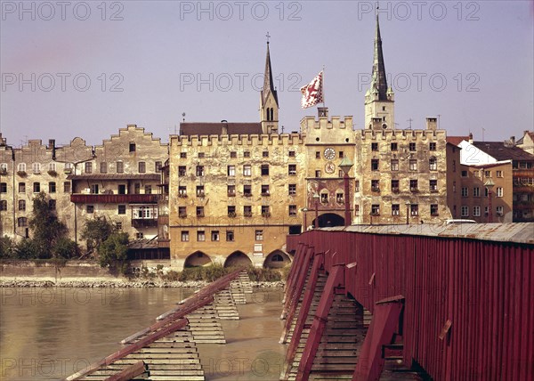 Old town with Brucktor and Inn bridge moated castle