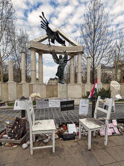 Two empty chairs as a symbol for lack of dialogue