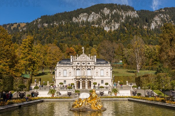 Fountain at Linderhof Castle with autumn colours