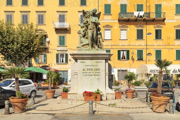 Statue Ai suoi eroi in Piazza della Repubblica