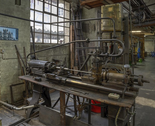 Upsetting machine for valves in a former valve factory