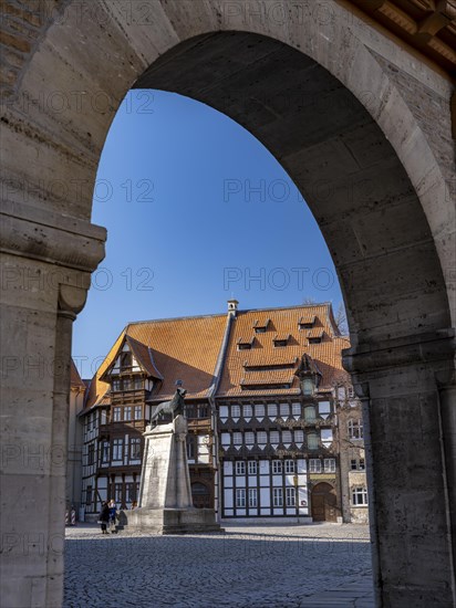 View through an archway onto Burgplatz with von Veltheimsches Haus
