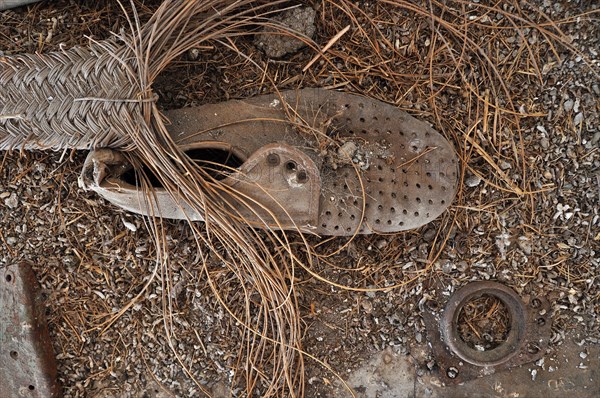 Men's suede low shoe on the ground with esparto grass strap