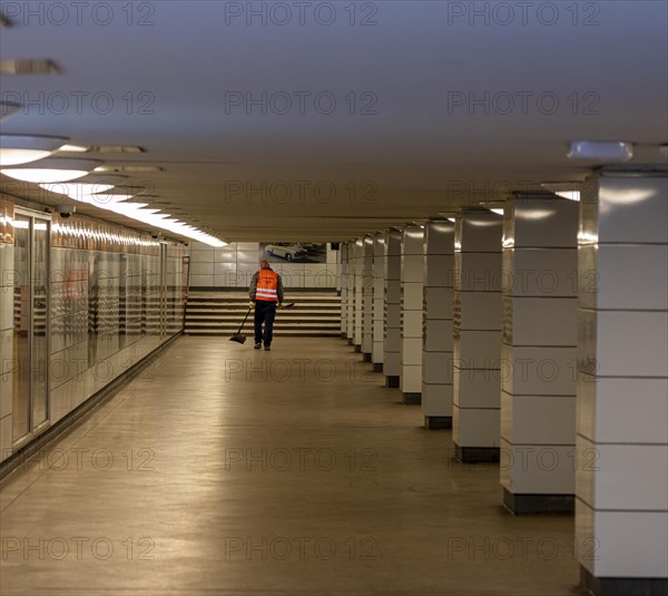 Man cleaning U train station Schillingstrasse