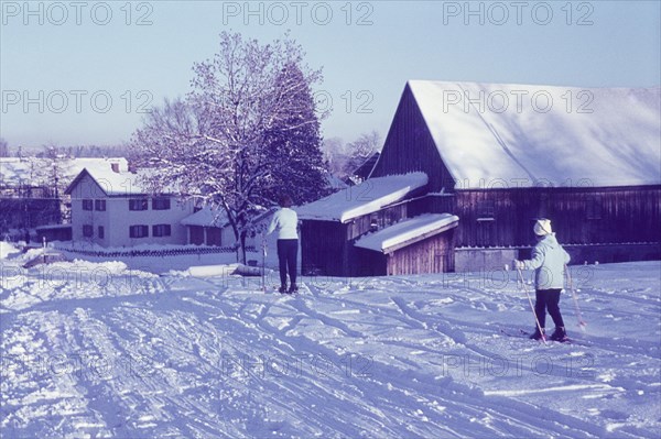 Returning home from skiing at the Galgenleiten