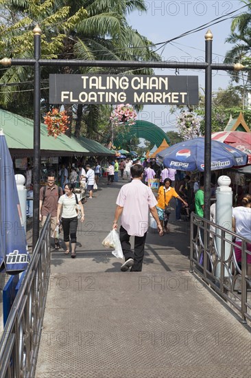 Taling Chan floating market