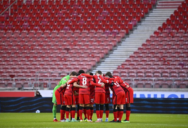 Teambuilding circle of the team in front of the start of the match