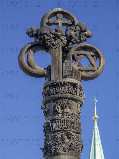 '2000 Years of Christianity' is the title of the bronze monumental column by the artist Juergen Weber on Braunschweig's Ruhfaeutchenplatz. The development of Christianity over the last 2000 years is depicted in several scenes. In the head of the column are the symbols of the three world religions Christianity