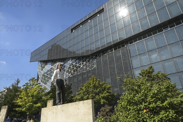 Sculpture Balanceakt by Stephan Balkenhol New building Springer-Verlag