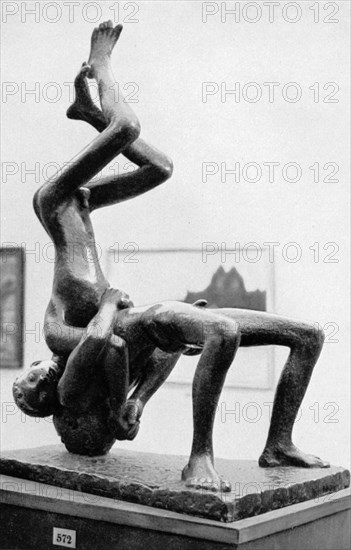 The round sculpture Wrestling Boys by Stig Blomberg